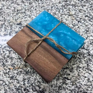 Ensemble de sous-verres en bois de noyer moderne avec résine époxy bleue, fabrication artisanale, protection de table, bureau, café, restaurant, vente en gros, luxe - Product Image 1