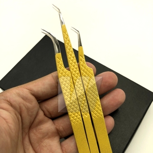 Pince à épiler d'extension de cils de volume russe durable de paillettes jaunes Extension de cils de sourcil de pointe de fibre de forme incurvée à 45 degrés - Product Image 1