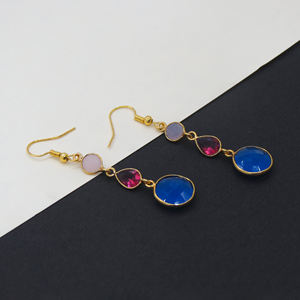 Boucles d'oreilles pendantes bohèmes faites à la main avec fleurs et pierres précieuses multiples |   Calcaïdonie rose, calcaïdonie bleu encre fuchsia |   Plaqué or 18 carats - Product Image 2