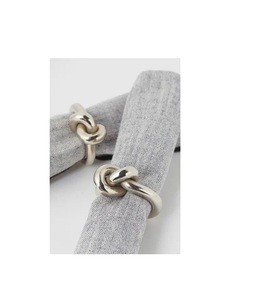 Servilleteros de metal de diseño texturizado para mesas temáticas rústicas modernas o vintage en eventos y cenas familiares - Product Image 2