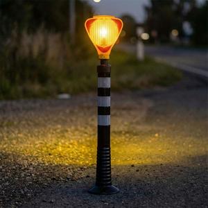Ensemble de délimiteurs triangulaires solaires jaunes en plastique noir avec réflecteur blanc pour une haute visibilité et une sécurité accrues - Product Image 2