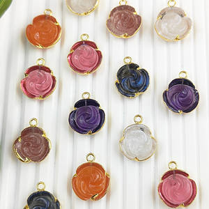 Pendentif vintage avec serti de pierres, motif de fleur sculptée en rose, 15 mm, plaqué or, bijoux - Product Image 3