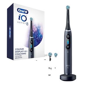 Cepillo de dientes eléctrico Oral-B iO Serie 8 con 2 cabezales de repuesto y estuche de viaje, cepillo de dientes recargable, negro ónix - Product Image 1