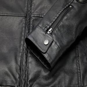 แจ็คเก็ตหนัง PU ผู้ชายแบบบางมีซิปปกตั้งสีดำสำหรับฤดูใบไม้ร่วงพร้อมโลโก้ด้านหน้าไซส์ XL สำหรับฤดูหนาวที่อบอุ่นแบบลำลอง - Product Image 6