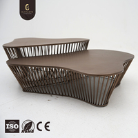 Table basse contemporaine au design unique et artistique, table basse en bois massif fabriquée à la main avec base en acier inoxydable