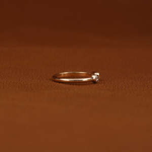 Bague de fiançailles solitaire de luxe classique en or 14 carats avec diamant de laboratoire taille émeraude et taille rond, sertie clos - Product Image 5