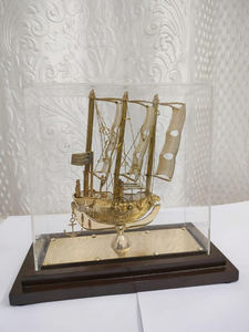 Barco de latón Titanic con acabado brillante de alta calidad de nuevo diseño con base de madera para decoración de oficina en casa. - Product Image 6