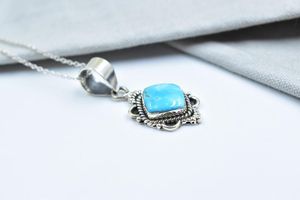 สร้อยคอพลอยโบโฮของผู้หญิงทำด้วยมือจี้เทอร์คอยส์ Kingman พร้อมโรเดียมชุบเงินและโซ่ปรับได้ - Product Image 2
