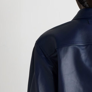 เสื้อลำลองผู้ชายแบบพรีเมี่ยมแขนสั้นหนังฤดูหนาวโลโก้ตามสั่งบริการ OEM ฉลากส่วนตัว - Product Image 5