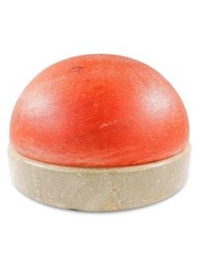 Lampe au sel rose de l'Himalaya sculptée à la main avec deux demi-dômes sur une base en bois artistique dans un style romantique. - Product Image 6