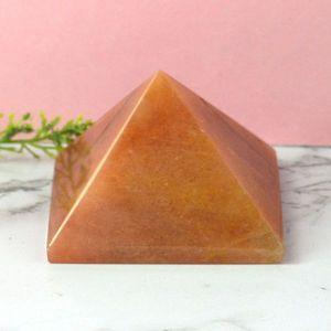 Pyramide d'aventurine rouge naturelle de 50 mm pour la confiance, la motivation et l'énergie positive - Product Image 3