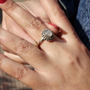 Bague légère en argent de style Moonstone Rawa pour les mariages et les fêtes - Product Image 2