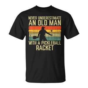 Ne sous-estimez jamais un vieil homme avec une raquette de pickleball T-shirt Vêtements décontractés pour hommes - Product Image 1