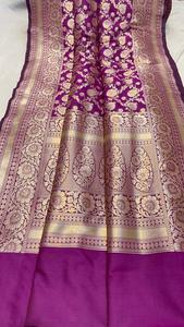 Hecho a medida en atractivos saris de seda de brocado de color púrpura con bordes dorados tejidos de telas de seda pura para reventa por tiendas - Product Image 4