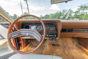 Ford Thunderbird 1979 d'occasion en excellent état, sans réserve, moteur V8 de 302 pouces cubes, couleur orange brûlé, toit en vinyle deux pièces - Product Image 4