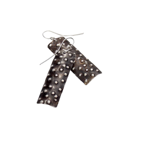 Depuis 1988, Statement Hoops, les tendances de bijoux populaires aux États-Unis, propose des boucles d'oreilles élégantes, notamment des boucles d'oreilles à clous multicolores à motifs floraux. - Product Image 4