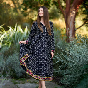 Robe Darcy faite à la main, longueur mollet, bohème, noire et blanche, en coton fleuri, décontractée, occasionnelle, mode éthique - Product Image 1