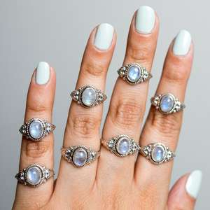 แหวนมูนสโตนประดับอัญมณีธรรมชาติจำนวนมากเครื่องประดับแฟชั่นสไตล์เหล็กที่เป็นเอกลักษณ์สำหรับการหมั้น - Product Image 1