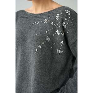 Pull anthracite avec détails en pierre sur les épaules - Product Image 2