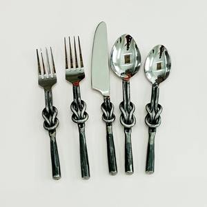 Ensemble de cuillère et fourchette de serveur de salade en argent poli décor de Table de mariage vaisselle feuille en relief avec poignée d'extrémité de fleur ensemble de couverts - Product Image 3