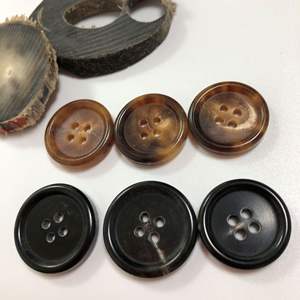 Boutons de vêtement ronds en corne de buffle faits à la main, écologiques, vente directe d'usine, design 4 trous pour vêtements masculins (taille personnalisable) - Product Image 5
