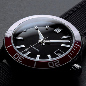 นาฬิกาข้อมือผู้ชาย OEM สั่งทำโลโก้ได้ หน้าปัดสีขาว แสดงวันที่ สไตล์สปอร์ต ขอบเซรามิก ตัวเรือนเหล็ก เครื่อง Miyota 9015 ออโตเมติก กันน้ำลึก 200 เมตร - Product Image 2