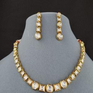 Ensemble de breloques radiantes Collier Kundan classique et collier plaqué or avec boucles d'oreilles pour les mariages et les fêtes Tenue traditionnelle - Product Image 1