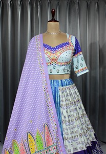 Lehenga de lumière fabriqué en soie douce avec de vrais miroirs et de la dentelle de fantaisie coulant dans le style avec chaque tourbillon de célébration et Grac - Product Image 2