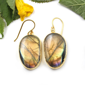 Pendientes colgantes geométricos de forma elegante galvanizada de oro de 22k con piedra de labradorita de fuego amarillo único, joyería para mujer, venta al por mayor - Product Image 1