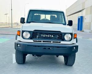 Toyota Land Cruiser Serie 70 2026 Bianco, Pickup 4.1-6L Benzina Manuale, 4 Posti, Sedili in Tessuto Scuro, Pneumatici R17, Guida a Sinistra - Product Image 1