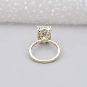 Anillo de compromiso solitario de diamante de laboratorio certificado por IGI con engaste de 4 puntas, nuevo anillo solitario con corte cojín - Product Image 4