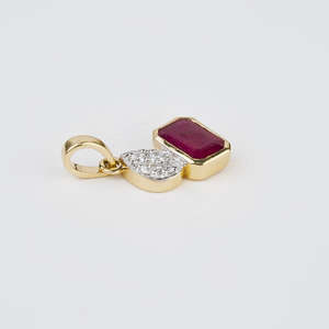 Colgante Religioso Chapado en Platino y Rodio con Rubí Corte Esmeralda y Diamante - Product Image 3