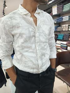 Chemise décontractée imprimé floral opaque coupe ajustée pour homme 100% coton respirant écologique avec fermeture à boutons en corne pour l'été - Product Image 2