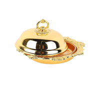 Tazón de metal dorado lleno de dátiles y chocolates ofrece una combinación perfecta de dulzura natural e indulgencia decadente.