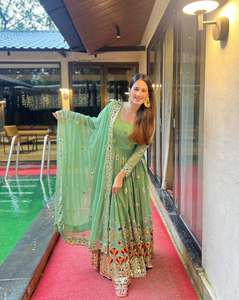 El último vestido Anarkali de diseñador de Fab Zone Faux Georgette Bordado Secuencia Trabajo Ropa india y pakistaní - Product Image 2