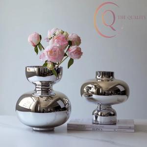 Jarrón Decorativo de Metal para Mesa con Construcción Duradera y Aspecto Premium, Apto para Uso Diario y Ocasiones Especiales - Product Image 2