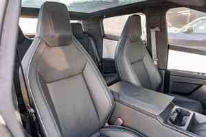 Serie Foundation 2024, 600 hp, Motor Dual, Tracción en las Cuatro Ruedas, Exoesqueleto de Acero Inoxidable, Volante a la Izquierda, Cuero, Edición Limitada - Product Image 3