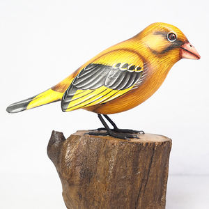 Chardonneret américain Figurine en bois massif écologique Couleur oiseau véritable 15cm Décoration de table Jardin et maison - Product Image 1