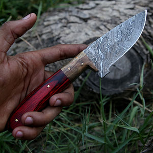 Couteau de chasse fait main personnalisable lame en acier damas avec manche en bois de couleur et étui en cuir gaufré couteaux de camping - Product Image 3