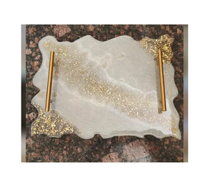 Plateau de service en résine écologique, carré, couleur résine rose, poignée en laiton, décoration d'intérieur, plateau de rangement, décoration de salon de luxe - Product Image 1