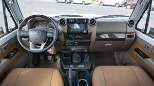 Sedán Usado 2024 LC71 de 5 Puertas, Equipamiento Completo, Automático, Gasolina, Interior de Cuero Oscuro de Alta Calidad, Volante a la Izquierda, Techo Panorámico 360 - Product Image 2