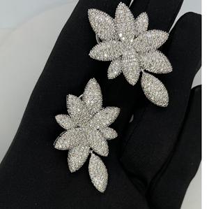 Boucles d'oreilles de lustre en pierre naturelle de style floral fait à la main en or blanc Certification IGI pour les mariages fêtes cadeau - Product Image 2