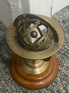 Esfera de mesa de astrolabio de globo armilar de latón Vintage antiguo con base de madera - Product Image 6