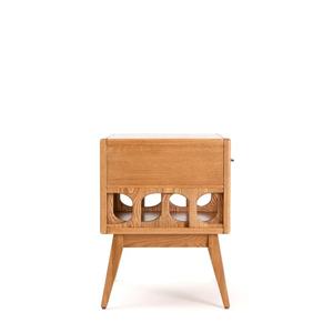 Table de chevet en bois d'acajou avec finition naturelle pour chambre à coucher. - Product Image 3