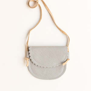 Bolso de Cuero con Borde Festoneado para Niñas Pequeñas, Color Gris Claro, Accesorios Infantiles - Product Image 3
