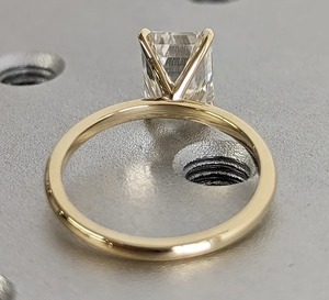 Bague de mariage en diamant de laboratoire taillé en émeraude de 1.5 ct belle bague en diamant en or jaune 14 carats bague solitaire cadeau de mariage pour elle - Product Image 3