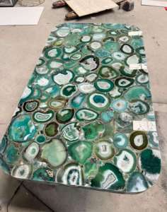 Table en pierre d'agate verte Comptoir de cuisine et de salle à manger en pierre rétroéclairé personnalisé de luxe Meubles de salon fabriqués à la main - Product Image 2