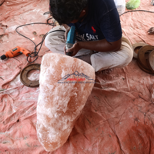 Lampe de sel rose de l'Himalaya en gros, grande taille, avec base en bois, technique de sculpture naturelle Feng Shui, en stock, provenance du Pakistan - Product Image 3