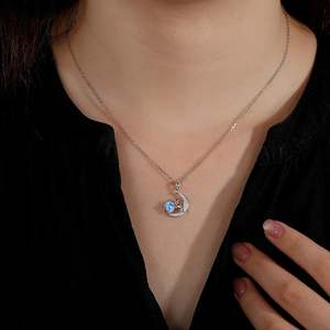 Collar Jeulia de Plata de Ley con Gato en la Luna y Piedra de Nacimiento Personalizada, con Baño de Rodio y Oro - Product Image 5