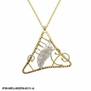 Collier en nacre artisanal avec plume, design attrape-rêves triangulaire doré, bijoux bohème chic pour femmes - Product Image 2